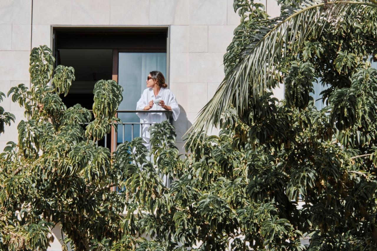 El Llorenc Parc De La Mar - Adults Only Palma de Mallorca Dış mekan fotoğraf A woman on a balcony in Madrid, Spain