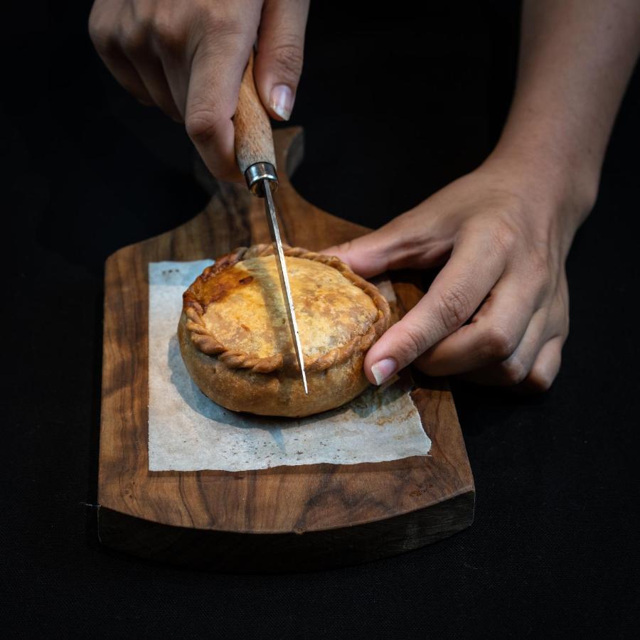 El Llorenc Parc De La Mar - Adults Only Palma de Mallorca Dış mekan fotoğraf A pork and apple pie being cut
