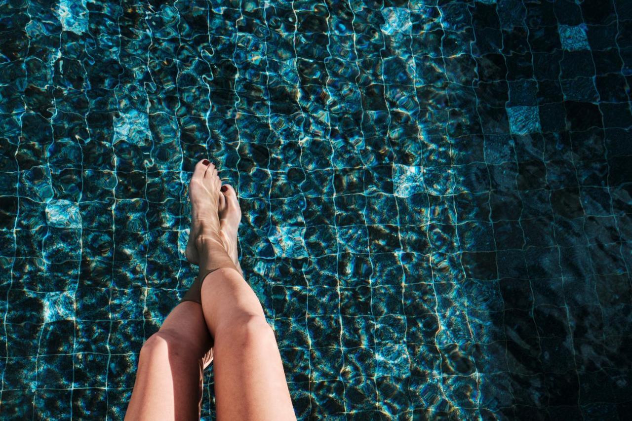 El Llorenc Parc De La Mar - Adults Only Palma de Mallorca Dış mekan fotoğraf A woman's feet in a swimming pool