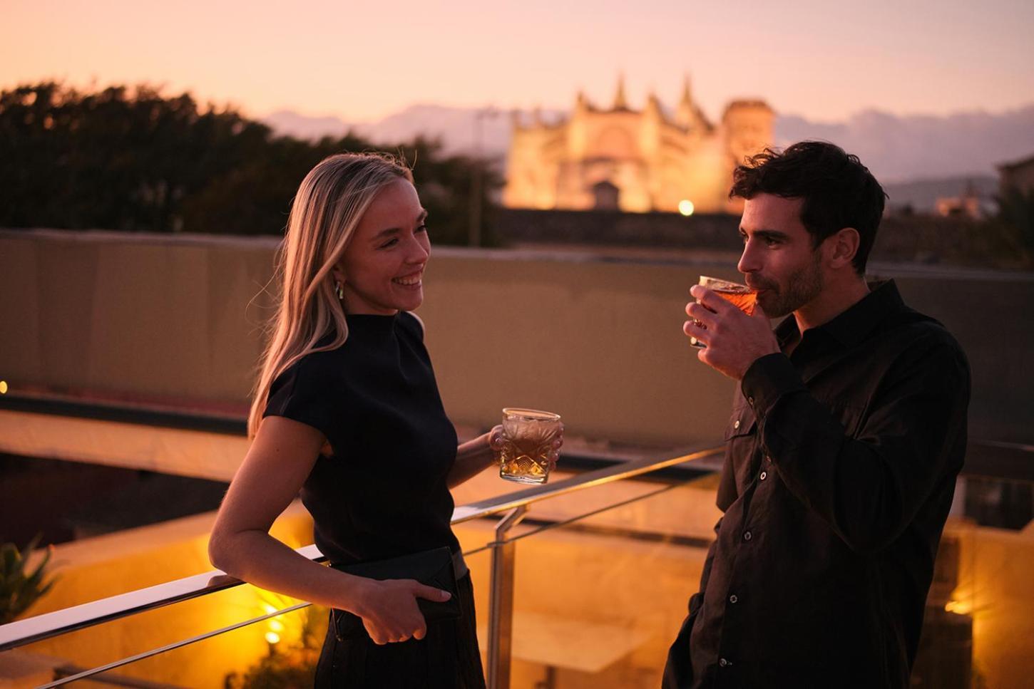 El Llorenc Parc De La Mar - Adults Only Palma de Mallorca Dış mekan fotoğraf A couple drinking cognac