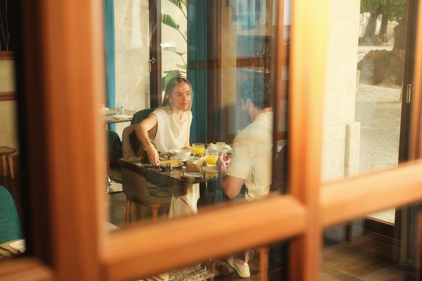 El Llorenc Parc De La Mar - Adults Only Palma de Mallorca Dış mekan fotoğraf A woman eating at a restaurant in Tbilisi