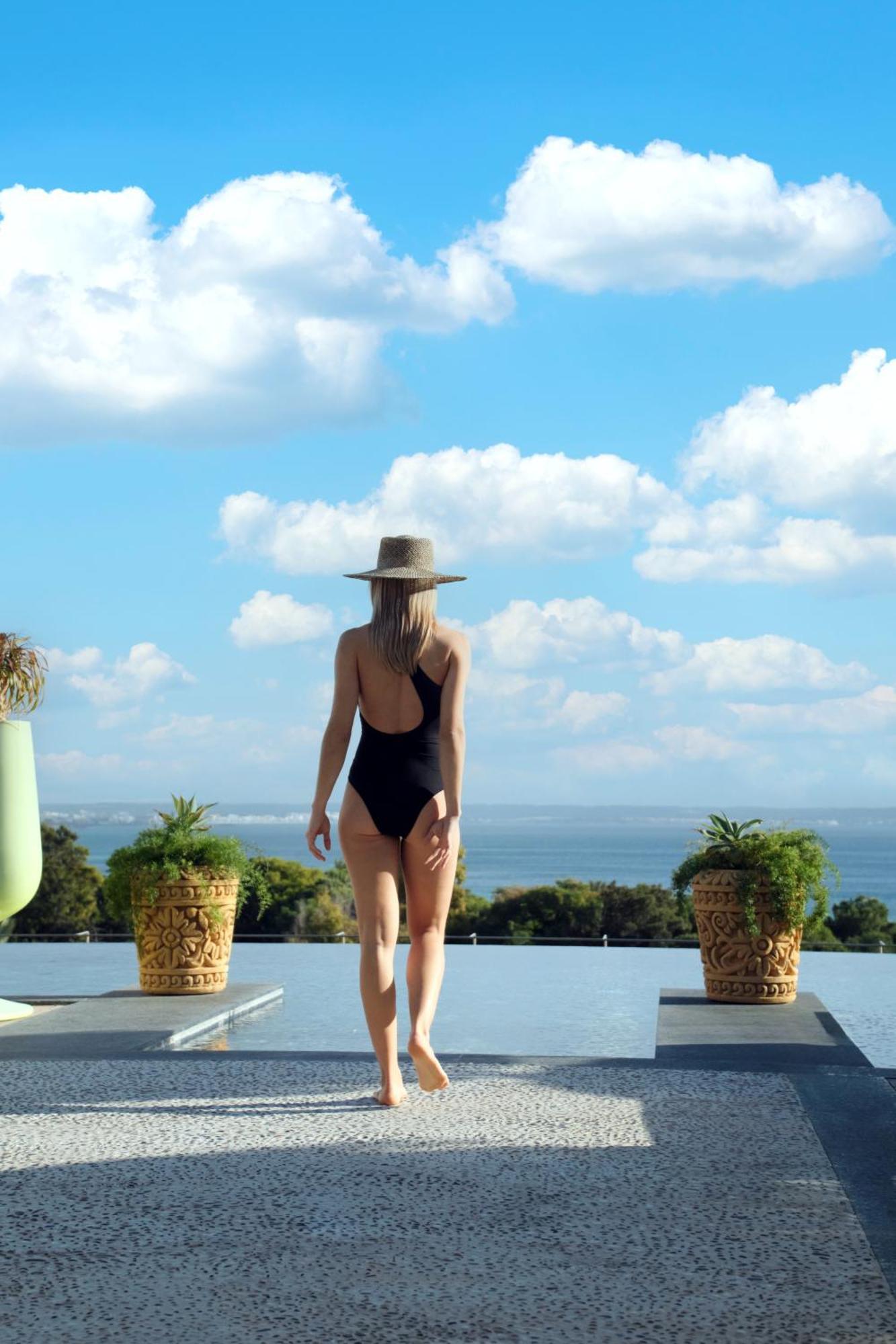 El Llorenc Parc De La Mar - Adults Only Palma de Mallorca Dış mekan fotoğraf A woman wearing a monokini