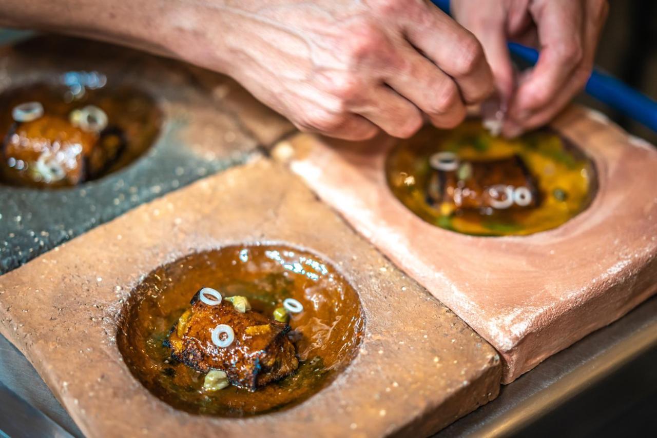 El Llorenc Parc De La Mar - Adults Only Palma de Mallorca Dış mekan fotoğraf A chef prepares a dish at the restaurant